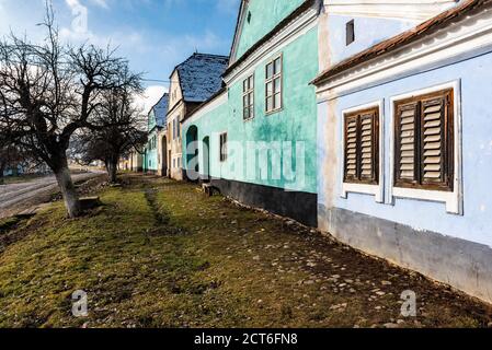 Case colorate a Viscri, Patrimonio dell'Umanità dell'UNESCO, Transilvania, Romania Foto Stock