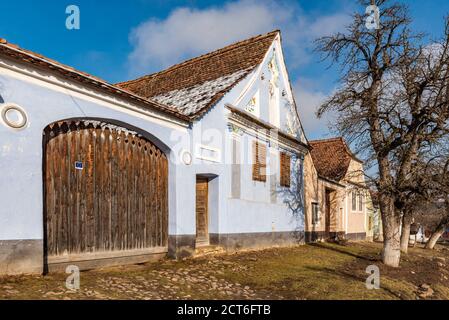 Case colorate a Viscri, Patrimonio dell'Umanità dell'UNESCO, Transilvania, Romania Foto Stock