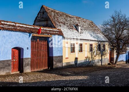 Case colorate a Viscri, Patrimonio dell'Umanità dell'UNESCO, Transilvania, Romania Foto Stock