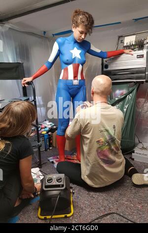 GEEK ART - Bodypainting and Transformaking: Enrico Lein con Lena Kiel in preparazione per Captain America vs. Red Skull photoshooting a Hamelin il 20 settembre 2020 - un progetto del fotografo Tschiponnique Skupin e del bodypainter Enrico Lein Foto Stock