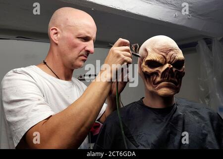 GEEK ART - Bodypainting and Transformaking: Enrico Lein con Patrick Kiel in preparazione per Captain America vs. Red Skull photoshooting a Hamelin il 20 settembre 2020 - un progetto del fotografo Tschiponnique Skupin e del bodypainter Enrico Lein Foto Stock