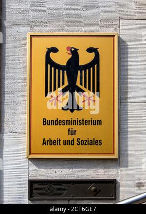 Il Ministero federale del lavoro e degli affari sociali firma con aquila, Wilhelmstraße 49, Mitte, Berlino. L'aquila è l'emblema della Repubblica federale di Germania Foto Stock