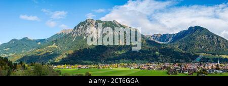 Oberstdorf, dahinter Schnippenkopf, 1833 m, Entschenkopf, 2043 m, Rubihorn, 1957 m, Gaisalphorn, 1953 m, und Schattenberg, 1845 m, Allgäuer Alpen, Allgäu, Foto Stock