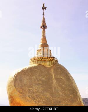 Kyaiktiyo pagoda o Golden rock pagoda, un luogo di pellegrinaggio buddista in Myanmar Foto Stock