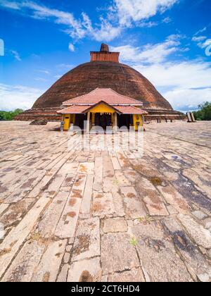 Jetvanarama Dagoba, aka Jetvanaramaya Stupa, città sacra di Anuradhapura, Triangolo Culturale, Sri Lanka, Asia Foto Stock