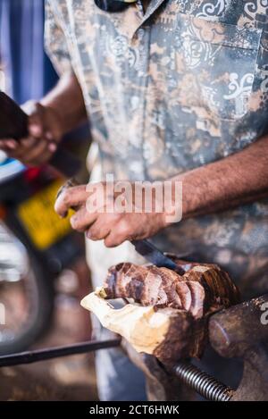 Falegname che lavora nella città antica di Polonnaruwa, Sri Lanka, Asia Foto Stock