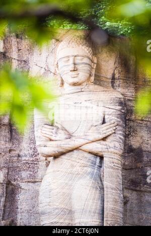Antica città di Polonnaruwa, Buddha in piedi sulla base di loto al Tempio di Gal Vihara Rock (Gal Viharaya), Sito Patrimonio dell'Umanità dell'UNESCO, Sri Lanka, Asia Foto Stock