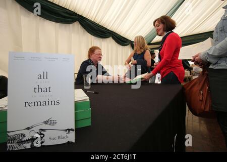 Boswell Book Festival, Dumfries House, Cumnock Ayrshire, Scozia, Regno Unito 12 maggio 2019. Dame Susan Margaret Black DBE FBA FRSE FRCP FRAI è un antropologo forense scozzese, anatomista e accademico. È Vice-Cancelliere Pro per il coinvolgimento alla Lancaster University. Dal 2005 al 2018 è stata Professore di Anatomia e Antropologia forense presso l'Università di Dundee. Nato il: 7 maggio 1961 (età 59 anni), Inverness Education: University of Aberdeen, Inverness Royal Academy Awards: Fellowship of the Royal Society of Edinburgh l'Annual Boswell Book Festival è unico in quanto è l'unico Festival del Libro Foto Stock