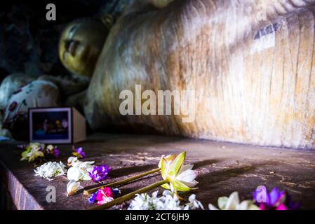 Templi della Grotta di Dambulla, Buddha sdraiato nella Grotta 1 (alias Tempio del Re Divino), Dambulla, Provincia Centrale, Sri Lanka, Asia Foto Stock