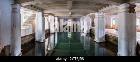 Queens Bath (Biso Ulpen GE), parte del Tempio del dente (Tempio della Reliquia del Sacro dente) nella Città Sacra di Kandy, Sri Lanka, Asia Foto Stock