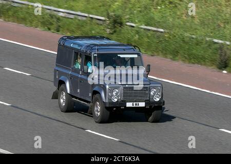 6WA Grey 2012 Land Rover Defender 110 XS TD D/C guida sull'autostrada M6 vicino a Preston in Lancashire, Regno Unito Foto Stock