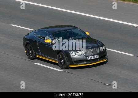 FB53KJX 2004 Bentley Continental GT Auto Grey Car Coupe benzina sull'autostrada M6 vicino a Preston a Lancashire, Regno Unito Foto Stock