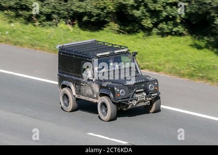 Land Rover 90 Defender Turbo Diesel Grey LCV Hardtop Van degli anni '90 in auto sull'autostrada M6 vicino a Preston in Lancashire, Regno Unito Foto Stock