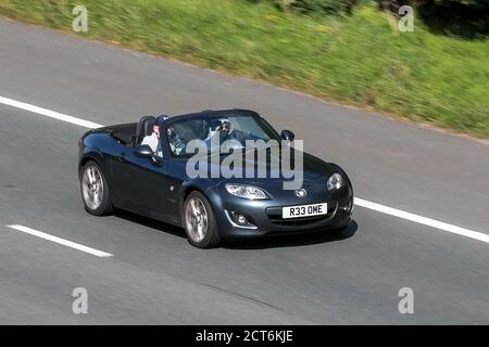 R33OME 2009 Mazda MX-5 i Sport Tech Grey Car Roadster benzina cabriolet cabriolet decappottabile guidando sull'autostrada M6 vicino Preston a Lancashire, Regno Unito Foto Stock