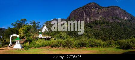 Giappone Sri Lanka Dagoba amicizia al fondo di Adams picco (Sri Pada) negli altopiani centrali dello Sri Lanka, in Asia Foto Stock