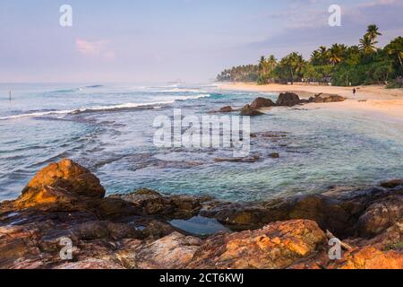 Midigama Beach, vicino Weligama sulla costa sud dello Sri Lanka, in Asia Foto Stock