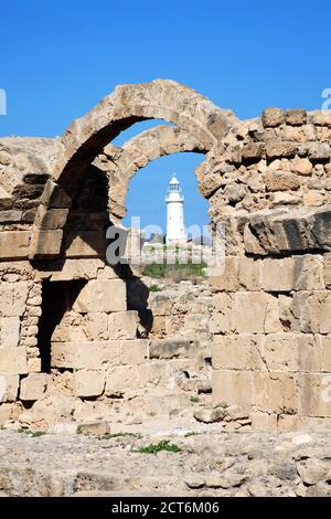 Rovine di Saranda Kolones (quaranta colonne) Il castello di Frankish è stato costruito come un forte del XIII secolo vicino a Paphos porto di Cipro ed è un popolare destinazione di viaggio Foto Stock