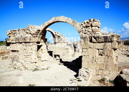 Rovine di Saranda Kolones (quaranta colonne) Il castello di Frankish è stato costruito come un forte del XIII secolo vicino a Paphos porto di Cipro ed è un popolare destinazione di viaggio Foto Stock