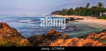 Midigama Beach, vicino Weligama sulla costa sud dello Sri Lanka, in Asia Foto Stock