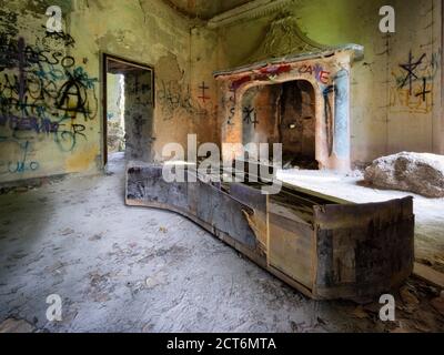 piano antico in una casa abbandonata Foto Stock
