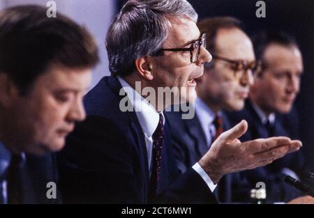 Il primo ministro, il deputato Rt Hon John Major (al centro) con Kenneth Clarke MP (a sinistra) e Michael Howard MP, che parlano al lancio di una nuova politica di istruzione superiore a sedici anni presso la Lancaster House di Westminster. 20 maggio 1991. Foto: Neil Turner Foto Stock