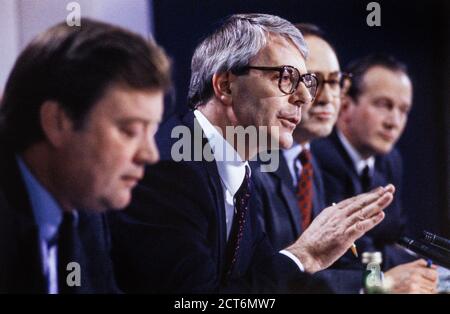 Il primo ministro, il deputato Rt Hon John Major (al centro) con Kenneth Clarke MP (a sinistra) e Michael Howard MP, che parlano al lancio di una nuova politica di istruzione superiore a sedici anni presso la Lancaster House di Westminster. 20 maggio 1991. Foto: Neil Turner Foto Stock