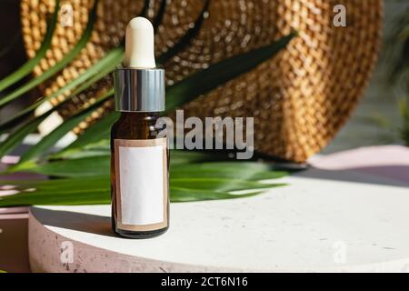 Flacone con contagocce di siero o acido ialuronico Foto Stock