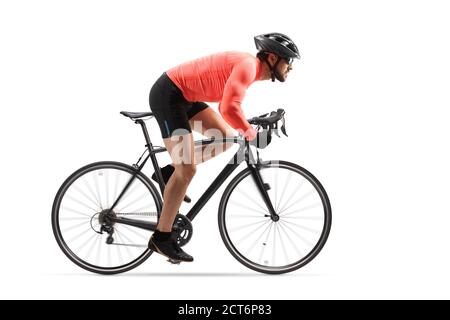 Profilo di un ciclista con casco e occhiali da sole a cavallo una bicicletta da strada isolata su sfondo bianco Foto Stock