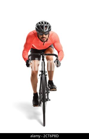 Uomo con casco e occhiali da sole che cavalcano una bicicletta da strada personalizzata verso la telecamera isolata su sfondo bianco Foto Stock