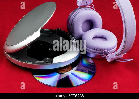 Lettore CD e CD e cuffie isolate in rosso sfondo Foto Stock