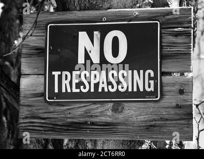 Un segno di No Trespassing vicino a Santa Fe, New Mexico. Foto Stock