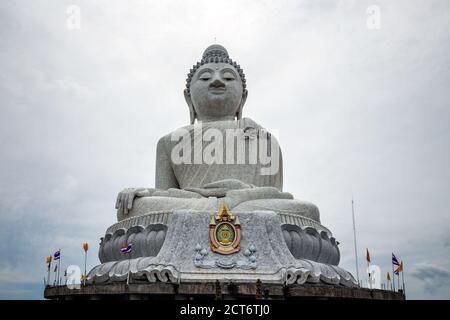 Davanti alla statua del Grande Buddha di Phuket. White Phuket Big Buddha è uno dei punti di riferimento sull'isola di Phuket. Phuket, Thailandia - Marzo 27 2017. Foto Stock