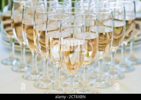 Bicchieri con champagne sul tavolo. Catering. Buffet fuoco selettivo Foto Stock