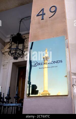 Londra, Inghilterra, Regno Unito. Drummonds Bank HQ (fondata nel 1717 acquistata dalla Royal Bank of Scotland nel 1924) a 49 Charing Cross, in Trafalgar Square. Ottone Foto Stock
