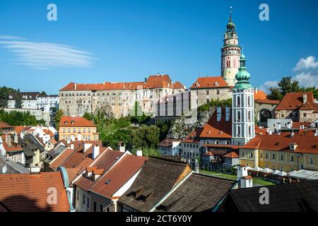 Il Castello di Krumlov (dotate di Round Tower), San Jost chiesa (torre quadrata) e case, Cesky Krumlov, Repubblica Ceca Foto Stock