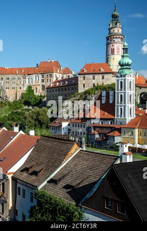 Il Castello di Krumlov (dotate di Round Tower), San Jost chiesa (torre quadrata) e case, Cesky Krumlov, Repubblica Ceca Foto Stock