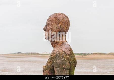 Installazione artistica Another Place di Sir Antony Gormley a Mariners Road, Crosby Beach, Liverpool, Merseyside L23 6SX: Phillip Roberts Foto Stock