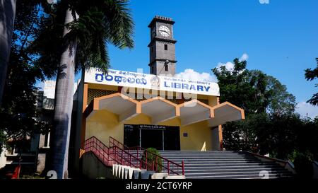 Kalaburagi, Karnataka/India-Settembre 03.2020: Scatto a basso angolo di gulbarga edificio della biblioteca universitaria con torre dell'orologio isolato in natura Foto Stock