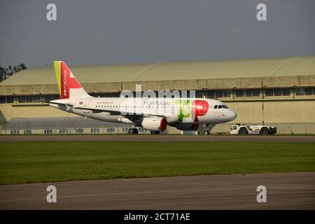 Aeromobili all'aeroporto di Cotswold, Kemble, Gloucestershire in deposito in attesa di disgregamento/riciclaggio dei componenti. Foto Stock