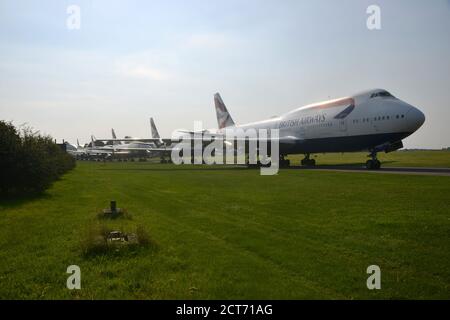 Aeromobili all'aeroporto di Cotswold, Kemble, Gloucestershire in deposito in attesa di disgregamento/riciclaggio dei componenti. Ex British Airways Boeing 747 parcheggiato in su Foto Stock