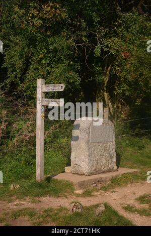 Market Stone sul Tamigi Path a Tamigi Head che segna la sorgente del Tamigi vicino a Kemble, Gloucestershire Foto Stock