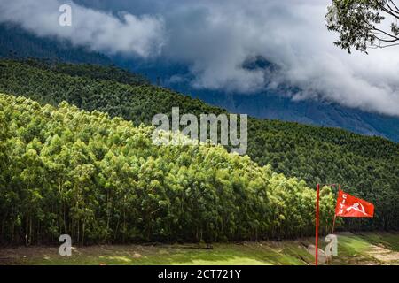 Una vista affascinante della foresta, delle montagne e dei cieli tutto in una fotografia proviene dal 'punto di eco' in Kerala Munnar. Foto Stock