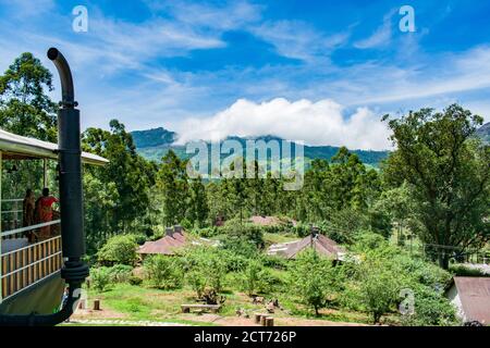 Una vista mozzafiato delle montagne e dei cieli del Kerala dal museo del tè Lockhart situato a Munnar, Kerala. Foto Stock