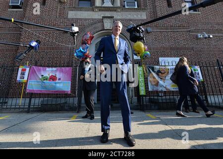 New York City, Stati Uniti. 21 Settembre 2020. Bill de Blasio, sindaco di New York, arriva a parlare con i membri dei media al Mosaic Pre-K Center, nel quartiere Queens di New York, NY, 21 settembre 2020. L'apprendimento di persona per gli studenti di 3K, Pre-K e bisogni speciali riprende il 21 settembre a New York City, e nelle prossime settimane riaprirà gradualmente gli altri gradi. (Anthony Behar/Sipa USA) Credit: Sipa USA/Alamy Live News Foto Stock