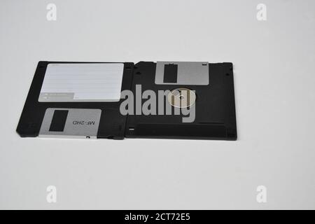 Dischetti. Due unità a dischetti per uso informatico, prodotto vintage, retro, in zoom fotografico, con spazio per la copia, Sfondo bianco, Brasile, Sud America Foto Stock