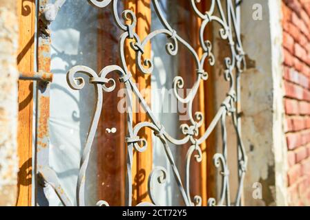 Antico reticolo forgiato vintage sulla finestra Foto Stock