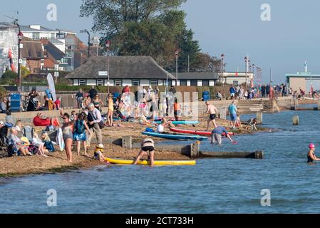 Southend on Sea, Essex, Regno Unito. 21 Settembre 2020. Il tempo si è svegliato nebbioso e nuvoloso a Southend sul mare, ma si è rotto in un pomeriggio caldo e soleggiato. Le persone si divertono con l'alta marea pomeridiana, con un po' di tempo che si prende in acqua da una trafficata Chalkwell Beach Foto Stock