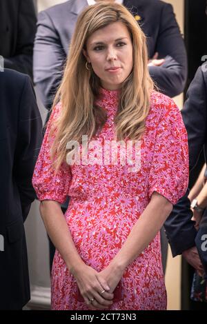 Carrie Symonds, nuovo partner del primo ministro britannico, nel suo primo discorso, Downing Street, Londra, Regno Unito Foto Stock