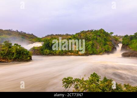 Lunga esposizione della cascata Murchison sul Nilo Victoria al tramonto, Uganda. Foto Stock