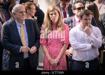 Carrie Symonds, nuovo partner del primo ministro britannico, con Sir Edward Lister, nel primo discorso del PM, Downing Street, Londra, Regno Unito Foto Stock